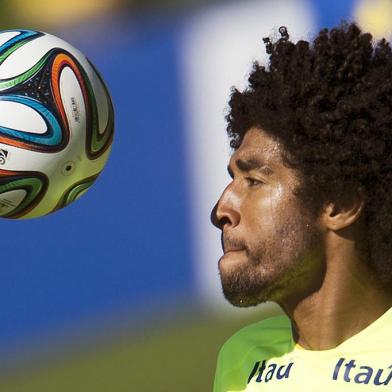 Brazilian national football team player Dante controls the ball during a training session of the Brazilian national football team at the squads Granja Comary training complex, in Teresopolis, 90 km from downtown Rio de Janeiro, on June 5, 2014, ahead of the FIFA World Cup Brazil 2014 tournament. AFP PHOTO/VANDERLEI ALMEIDA