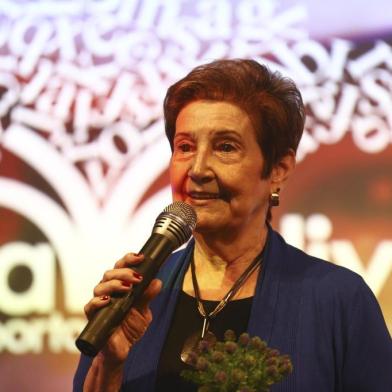  PORTO ALEGRE, RS, BRASIL, 16/10/2019- Marô Barbieri é eleita patrona da 65ª Feira do Livro de Porto Alegre. Na foto- nova patrona Marô Barbieri(FOTOGRAFO:ISADORA NEUMANN / AGENCIA RBS)Indexador: ISADORA NEUMANN