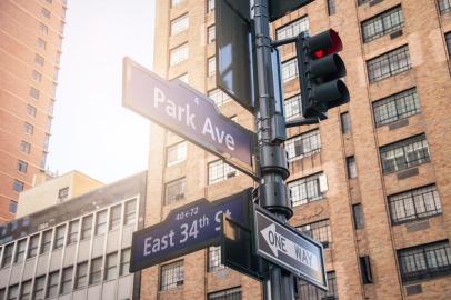  Placas de rua em Manhattan, Nova IorqueFonte: 163249280