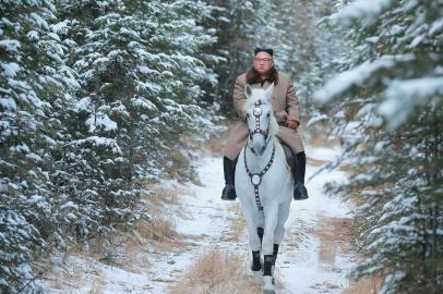  This undated picture released by Korean Central News Agency on October 16, 2019 shows North Korean leader Kim Jong Un riding a white horse amongst the first snow at Mouth Paektu. (Photo by STR / KCNA VIA KNS / AFP) / - South Korea OUT / REPUBLIC OF KOREA OUT   ---EDITORS NOTE--- RESTRICTED TO EDITORIAL USE - MANDATORY CREDIT AFP PHOTO/KCNA VIA KNS - NO MARKETING NO ADVERTISING CAMPAIGNS - DISTRIBUTED AS A SERVICE TO CLIENTSTHIS PICTURE WAS MADE AVAILABLE BY A THIRD PARTY. AFP CAN NOT INDEPENDENTLY VERIFY THE AUTHENTICITY, LOCATION, DATE AND CONTENT OF THIS IMAGE / Editoria: POLLocal: Mount PaektuIndexador: STRSecao: governmentFonte: KCNA VIA KNSFotógrafo: STR