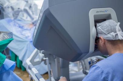  O urologista gaúcho André Berger realizou, na segunda-feira (23), a primeira cirurgia robótica para câncer de bexiga do sul do Brasil. Feito em uma mulher, no Hospital de Clínicas de Porto Alegre (HCPA), o procedimento foi repetido na quarta-feira (25) no Hospital Moinhos de Vento, desta vez em um homem.