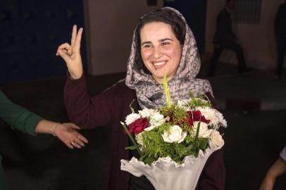 Moroccan journalist Hajar Raissouni (R) flashes the victory sign upon leaving a prison in Sale near the capital Rabat on October 16, 2019. - Raissouni who was sentenced to one year in jail for an illegal abortion and sexual relations outside marriage walked free on today, hours after being granted a royal pardon.She was sentenced on September 30, along with her Sudanese fiance, a gynaecologist, anaesthetist and a medical assistant, whose convictions were also overturned, an official told AFP. (Photo by FADEL SENNA / AFP)