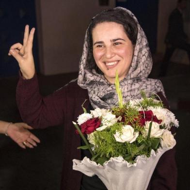 Moroccan journalist Hajar Raissouni (R) flashes the victory sign upon leaving a prison in Sale near the capital Rabat on October 16, 2019. - Raissouni who was sentenced to one year in jail for an illegal abortion and sexual relations outside marriage walked free on today, hours after being granted a royal pardon.She was sentenced on September 30, along with her Sudanese fiance, a gynaecologist, anaesthetist and a medical assistant, whose convictions were also overturned, an official told AFP. (Photo by FADEL SENNA / AFP)