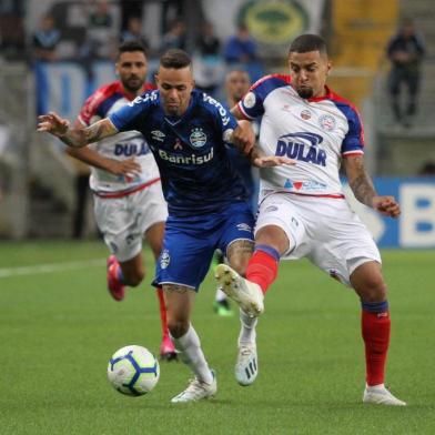 Luan, do GrÃªmio (d) em lance de disputa de bolaPORTO ALEGRE, RS, 16.10.2019 ¿ GRÊMIO-BAHIA: Partida entre Grêmio e Bahia, válida pela 26ª rodada do Campeonato Brasileiro série A 2019, na Arena do Grêmio, em Porto Alegre (RS), na noite desta quarta-feira (16). (Foto: Everton Silveira/Agência F8/Folhapress)Local: Porto Alegre ;Rio Grande do Sul ;Brasil