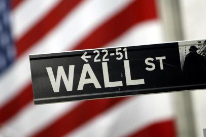 #PÁGINA:18Wall Street, onde pulsa o mais poderoso pregão do mundo, ficou ainda mais larga nesta semana. A Bolsa de Valores de Nova York (Nyse) teve aceita sua proposta de fusão com a européia Euronext. New York Stock ExchangeAn American flag hangs over the facade of the New York Stock Exchange Friday, June 2, 2006 in New York.  NYSE Group Inc. agreed Thursday to acquire Euronext NV for nearly $10 billion in cash and stock, creating the first trans-Atlantic securities market in a deal that would pressure rival exchanges to consolidate. (AP Photo/Jason DeCrow) Fonte: AP Fotógrafo: Jason DeCrow