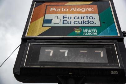  PORTO ALEGRE, RS, BRASIL, 12/06/2018 : Licitação de relógios de rua fica para o segundo semestre. Processo para contratar empresa responsável por instalar novos aparelhos não começará antes de agosto. Equipamentos pararam de funcionar há três anos. (Omar Freitas/Agência RBS)Indexador: Omar Freitas