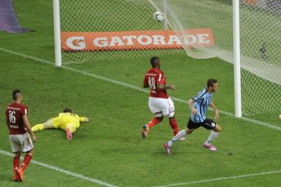 Rio de Janeiro, 06/09/2014 - Luan do Gremio em lance do gal da partida entre Flamengo e GrÃªmio no MaracanÃ£ pelo campeonato brasileiro. FOTO DANIEL RAMALHO/AGIF