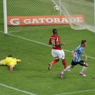 Rio de Janeiro, 06/09/2014 - Luan do Gremio em lance do gal da partida entre Flamengo e GrÃªmio no MaracanÃ£ pelo campeonato brasileiro. FOTO DANIEL RAMALHO/AGIF