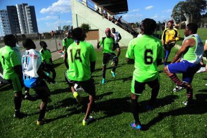  CAXIAS DO SUL, RS, BRASIL, 12/10/2019. Associação dos Imigrantes Haitianos em Caxias do Sul montou uma equipe para disputar a segunda divisão do Campeonato Municipal de Futebol de Caxias do Sul. Apenas o técnico, Renan Souza, e dois jogadores são brasileiros. A estreia foi neste domingo, no Estádio Municipal, contra o time da comunidade Nossa Senhora das Dores, da 6ª Légua. (Porthus Junior/Agência RBS)