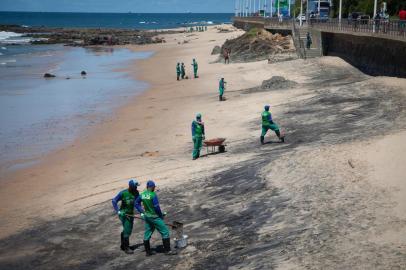 FuncionÃ¡rios da Limpurb recolhem Ã³leo na praia de Ondina (BA)SALVADOR, BA, 17.10.2019 - LITORAL-BA - Funcionários da Empresa de Limpeza Urbana de Salvador (Limpurb) recolhem óleo na praia de Ondina, em Salvador, nesta quinta-feira (17). (Foto: Fernando Vivas/Folhapress)