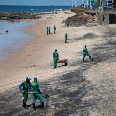 FuncionÃ¡rios da Limpurb recolhem Ã³leo na praia de Ondina (BA)SALVADOR, BA, 17.10.2019 - LITORAL-BA - Funcionários da Empresa de Limpeza Urbana de Salvador (Limpurb) recolhem óleo na praia de Ondina, em Salvador, nesta quinta-feira (17). (Foto: Fernando Vivas/Folhapress)