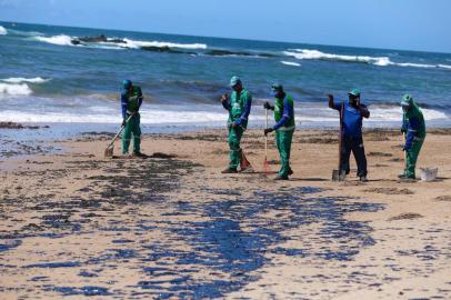 Manchas de olÃ©o nas praias de SalvadorSALVADOR, BA - 17.10.2019: MANCHAS DE OLÉO NAS PRAIAS DE SALVADOR - O óleo que se espalhou no litoral nordestino atingiu mais uma praia de Salvador. Desta vez, o alvo foi a Praia da Pituba. As pelotas de petróleo foram constatadas na orla do bairro na manhã desta quarta-feira (17), num trecho de cerca de 800 metros na altura das ruas Piauí e Pará, Agentes de limpezas trabalham limpando as praias em Salvador, Bahia, Brasil. (Foto: Tiago Caldas /Fotoarena/Folhapress) ORG XMIT: 1814185