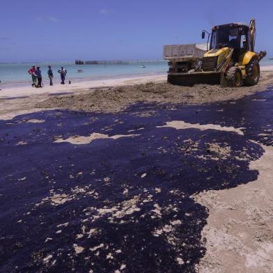 FuncionÃ¡rios da Limpeza pÃºblica recolhem Ã³leo em Maragogi (AL)MARAGOGI, AL, 17.10.2019 - LITORAL-AL - Em Ponta do Mangue, na cidade de Maragogi, estado de Alagoas, uma das 166 praias das 72 cidades do nordeste brasileiro impactadas pelas manchas de óleo. (Foto: Carlos Ezequiel Vannoni/Agência Pixel Press/Folhapress)Local: Maragogi ;Alagoas ;Brasil