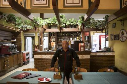  PORTO ALEGRE, RS, BRASIL - Eloí Martins, 75 anos. Garçom no Restaurante Copacabana desde 1969.Indexador: Jefferson Botega