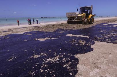 FuncionÃ¡rios da Limpeza pÃºblica recolhem Ã³leo em Maragogi (AL)MARAGOGI, AL, 17.10.2019 - LITORAL-AL - Em Ponta do Mangue, na cidade de Maragogi, estado de Alagoas, uma das 166 praias das 72 cidades do nordeste brasileiro impactadas pelas manchas de óleo. (Foto: Carlos Ezequiel Vannoni/Agência Pixel Press/Folhapress)Local: Maragogi ;Alagoas ;Brasil