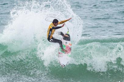 PENICHE (POR), 17/10/2019: Two-time WSL Champion Gabriel Medina of Brazil wearing the yellow Jeep Leader jersey advances directly to Round 3 of the 2019 MEO Rip Curl Pro Portugal after winning Heat 6 of Round 1 at Supertubos on October 17, 2019 in Peniche, Portugal.