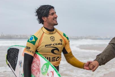 PENICHE (POR), 17/10/2019: Two-time WSL Champion Gabriel Medina of Brazil wearing the yellow Jeep Leader jersey advances directly to Round 3 of the 2019 MEO Rip Curl Pro Portugal after winning Heat 6 of Round 1 at Supertubos on October 17, 2019 in Peniche, Portugal.