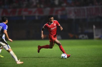 Roberto conduz a bola em partida contra o Avaí, pelo Brasileirão