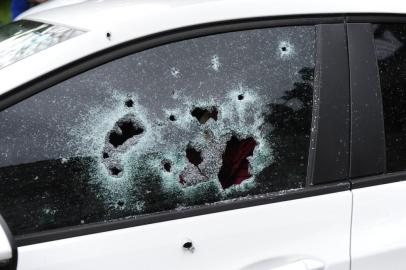  SAPUCAIA DO SUL,  RS, BRASIL,18/10/2019 Homem é morto a tiros dentro de carro na BR-116, em Sapucaia do Sul. (FOTOGRAFO: RONALDO BERNARDI / AGENCIA RBS)