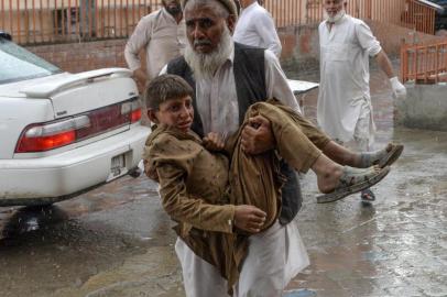 A volunteer carries an injured youth to hospital, following a bomb blast in Haska Mina district of Nangarhar Province on October 18, 2019. - At least 28 worshippers were killed and dozens wounded by a blast inside an Afghan mosque during Friday prayers on October 18, officials said, a day after the United Nations said violence in the country had reached unacceptable levels. (Photo by NOORULLAH SHIRZADA / AFP)