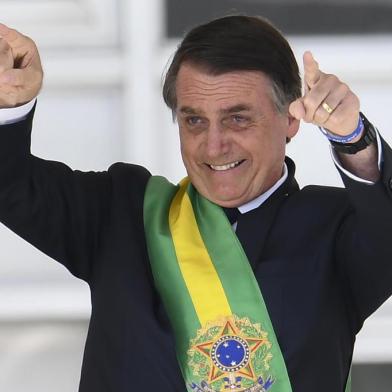  Brazils new president Jair Bolsonaro gestures after receiveing the presidential sash from outgoing Brazilian president Michel Temer (out of frame), at Planalto Palace in Brasilia on January 1, 2019. - Bolsonaro takes office with promises to radically change the path taken by Latin Americas biggest country by trashing decades of centre-left policies. (Photo by EVARISTO SA / AFP)Editoria: POLLocal: BrasíliaIndexador: EVARISTO SASecao: governmentFonte: AFPFotógrafo: STF