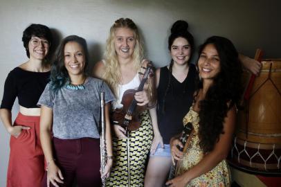  PORTO ALEGRE, RS, BRASIL, 07-03-2019: Thays Prado, Morena Bauler, Clarissa Ferreira, Emily Borghetti e Giovanni Mottini.  Ensaio do Grupo As Tubas em apartamento na região central. O grupo reflete sobre o feminino em espetáculo de música e encenação. Elas se apresentam no Teatro de Arena no próximo domingo (10), dentro da programação especial do Dia da Mulher em Porto Alegre. (Foto: Mateus Bruxel / Agência RBS)