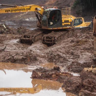  CÓRREGO DO FEIJÃO, MG, BRASIL - Bombeiros seguem as buscas por corpos na lama, agora com ajuda de máquinas. Em cima das escavadeiras anfíbias, os bombeiros observam o material retirado da lama para identificar restos mortais.  (Foto: ANDRÉ ÁVILA/ Agência RBS)Indexador: Andre Avila