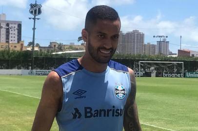  Rômulo, volante do Grêmio, em treino para o duelo contra o Fortaleza, pelo Brasileirão