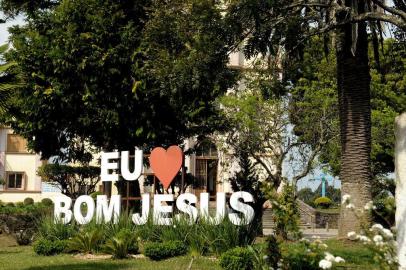 BOM JESUS, RS, BRASIL,  03/10/2019Bom Jesus contabiliza 9 homicídios neste ano, três vezes mais do que em todo ano passado. Comunidade está assustada, se sentindo insegura. Comissão pró-segurança pede por um delegado da Polícia Civil na cidade e mais efetivo da Brigada Militar. Praça do centro de Bom Jesus:Geann Carlos Machado da Silva, 23 anos foi morto a facadas pero do banheiro público da praça (Lucas Amorelli/Agência RBS)