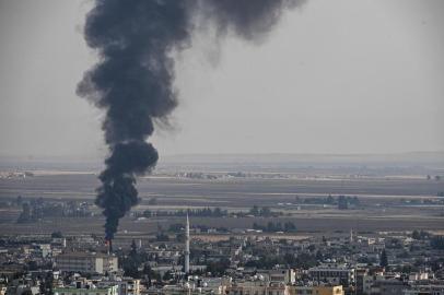 This picture taken on October 18, 2019 from the Turkish side of the border at Ceylanpinar district in Sanliurfa shows fire and smoke rising from the Syrian town of Ras al-Ain on the first week of Turkeys military operation against Kurdish forces. - Sporadic clashes between Turkish forces and Kurdish groups were ongoing in a battleground Syrian border town on October 18, a monitor said, despite Ankaras announcement of a five-day truce. (Photo by Ozan KOSE / AFP)