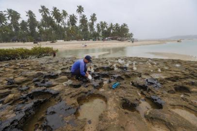 Retirada de Ã³leo que atingiu a praia de Carneiros (PE)TAMANDARÉ, PE, 18.0.2019 - ÓLEO-CARNEIROS-PE - Funcionários da Prefeitura de Tamandaré, no estado de Pernambuco, trabalham na retirada de óleo da praia de Carneiros, cartão postal do estado, nesta sexta-feira(18). (Foto: Carlos Ezequiel Vannoni/Agência Pixel Press/Folhapress)Local: TamandarÃ© ;Pernambuco ;Brasil