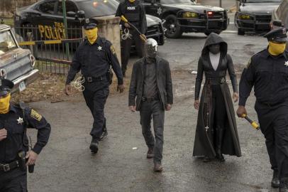 Ambientada em uma realidade alternativa em que vigilantes mascarados são tratados como foras da lei, WATCHMEN, do produtor executivo Damon Lindelof (vencedor do Emmy® por ¿Lost¿ e por THE LEFTOVERS da HBO), abraça a nostalgia da HQ homônima, enquanto tenta quebrar os seus próprios paradigmas. Nicole Kasselll dirige o piloto, que tem roteiro de Lindelof.