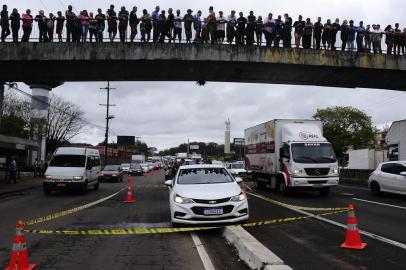  SAPUCAIA DO SUL,  RS, BRASIL,18/10/2019 Homem é morto a tiros dentro de carro na BR-116, em Sapucaia do Sul. (FOTOGRAFO: RONALDO BERNARDI / AGENCIA RBS)