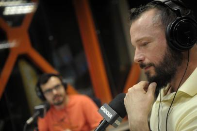  CAXIAS DO SUL, RS, BRASIL, 18/10/2019 - Programa Show dos esportes na rádio Gaúcha Serra com on convidado Rodrigo Squinalli, preparador do Juventude. Apresentação de Eduardo Costa e Pedro Petrucci. (Lucas Amorelli/Agência RBS)