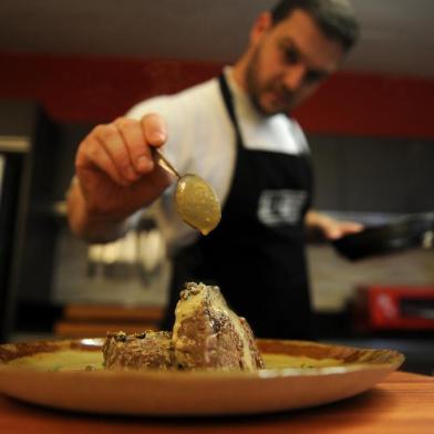  CAXIAS DO SUL, RS, BRASIL, 14/10/2019 - Os chefs de cozinha Mateus Nora e Gabriel Lourenço ministram o curso de gastronomia Como surpreender deu crush, com dicas para cozinhar em casa. (Marcelo Casagrande/Agência RBS)