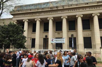  PORTO ALEGRE, RS, BRASIL, 20/10/2019. Um protesto contra a paralisação das obras no Instituto de Educação General Flores da Cunha foi realizado neste domingo (20), em Porto Alegre. Os manifestantes se reuniram em frente à instituição, na Avenida Osvaldo Aranha, bairro Bom Fim, por volta das 11h. Foto: Anderson Aires/Agência RBS