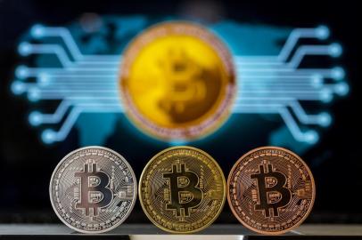  A picture taken on February 6, 2018 shows a visual representation of the digital crypto-currency Bitcoin, at the Bitcoin Change shop in the Israeli city of Tel Aviv. / AFP PHOTO / JACK GUEZEditoria: FINLocal: Tel AvivIndexador: JACK GUEZSecao: finance (general)Fonte: AFPFotógrafo: STF