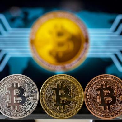  A picture taken on February 6, 2018 shows a visual representation of the digital crypto-currency Bitcoin, at the Bitcoin Change shop in the Israeli city of Tel Aviv. / AFP PHOTO / JACK GUEZEditoria: FINLocal: Tel AvivIndexador: JACK GUEZSecao: finance (general)Fonte: AFPFotógrafo: STF