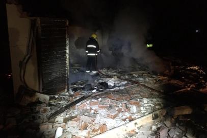 Casa de cacique é incendiada no município de Redentora, RS.