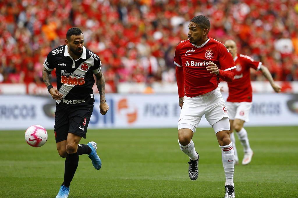 Um mês após vice da Copa do Brasil, Guerrero recebe prêmios de artilheiro e melhor  jogador