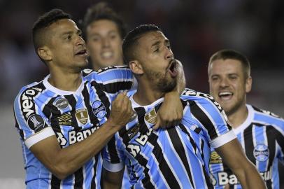  Brazil's Gremio midfielder Michel (C) celebrates with teammate midfielder Cicero (L) after scoring a goal against Argentina's River Plate during the Copa Libertadores 2018 semifinals first leg football match at the Monumental stadium in Buenos Aires, Argentina, on October 23, 2018. (Photo by JUAN MABROMATA / AFP)Editoria: SPOLocal: Buenos AiresIndexador: JUAN MABROMATASecao: soccerFonte: AFPFotógrafo: STF