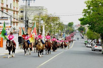 Entidades de Canoas realizaram, neste domingo, a 5ª edição da Cavalgada do Outubro Rosa.