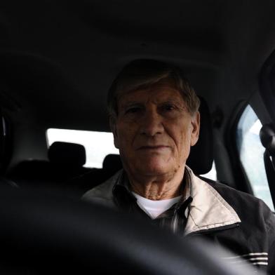  CAXIAS DO SUL, RS, BRASIL (16/10/2019)Taxista Valentim Dalle Grave de 81 anos trabalha no ponto da Rodoviária. Pauta do +Serra sobre pessoas que precisam trabalhar para completar a renda. (Antonio Valiente/Agência RBS)