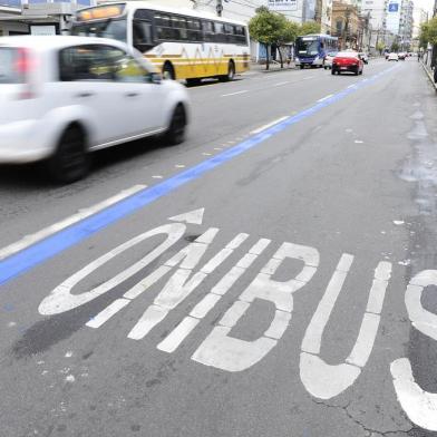  PORTO ALEGRE, RS, BRASIL, 21/10/2019- Nova faixa exclusiva para ônibus. (FOTOGRAFO: RONALDO BERNARDI / AGENCIA RBS)