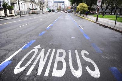  PORTO ALEGRE, RS, BRASIL, 21/10/2019- Nova faixa exclusiva para ônibus. (FOTOGRAFO: RONALDO BERNARDI / AGENCIA RBS)