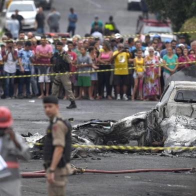 AviÃ£o cai em Belo Horizonte e deixa ao menos trÃªs mortos BELO HORIZONTE, MG, 21.10.2019 - QUEDA-AVIÃO-MG - Avião de pequeno porte, prefixo PR-ETJ, caiu na esquina das ruas Minerva com Belmiro Braga, no bairro Caiara, na região noroeste de Belo Horizonte, na manhã desta segunda-feira (21), deixando ao menos três mortos. (Foto: Alex de Jesus/O Tempo/Folhapress)Local: BELO HORIZONTE ;Minas Gerais