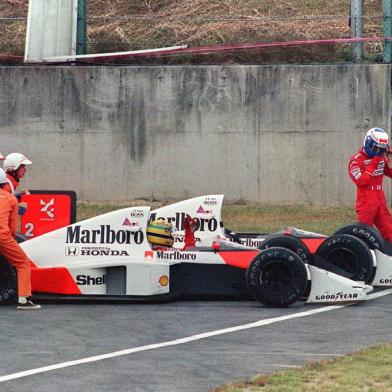 GPJaponF1Ayrton Senna of Brazil is given a push from circuit marshals for a restart while his teammate and bitter rival Alain Prost of France leaves his car to abandon the race after the two collided in a chicane during the Japan Formula One Grand Prix in Suzuka 22 October 1989. Senna received the chequered flag but was later disqualified after being accused of receiving an illegal push from marshals and of taking a short cut through the chicane. AFP PHOTO TOSHIFUMI KITAMURAEditoria: SPOLocal: SUZAKAIndexador: TOSHIFUMI KITAMURASecao: Motor RacingFonte: AFPFotógrafo: STF