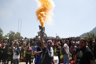 People prostest at Plaza Italia square in Santiago, Chile, on October 21, 2019. - Chiles death toll has risen to 11, authorities said on Monday, after three days of violent demonstrations and looting that saw President Sebastian Pinera claim the country was at war. (Photo by Pablo VERA / AFP)