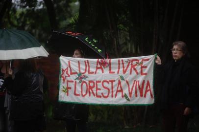  **EM BAIXA RESOLUÇÃO** PORTO ALEGRE, RS, BRASIL - 2019.10.21 -  O Ministro do Meio Ambiente, Ricardo Salles, está em Porto Alegre participando de um encontro fechado com empresários do LIDE RS (Grupo de Líderes Empresariais). Na pauta, propostas e as atuais prioridades de sua pasta para o desenvolvimento do País. Na entrada do evento, protesto de 15 pessoas com cartazes em referência à amazônia, Lula e vazamento de óleo no nordeste. (Foto: André Ávila/ Agência RBS)