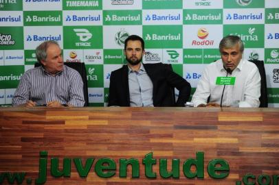 CAXIAS DO SUL, RS, BRASIL, 27/11/2018. Apresentação do novo presidente do Juventude, Walter Dal Zotto Jr. Ele irá substituir Roberto Tonietto que se afasta por questões profissionais. Na foto, Osvaldo Pioner (E), novo diretor-geral de futebol, junto com o novo presidente Walter Dal Zotto Jr (D). (Porthus Junior/Agência RBS)